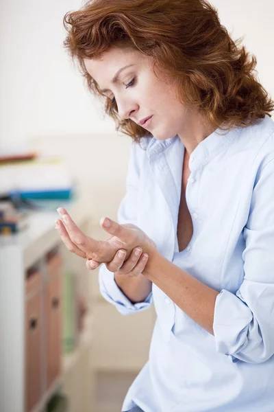 Vrouw met pijnlijke hand — Stockfoto
