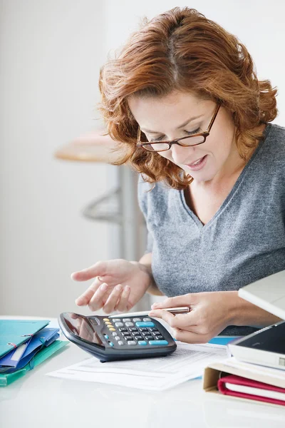 Frau arbeitet — Stockfoto