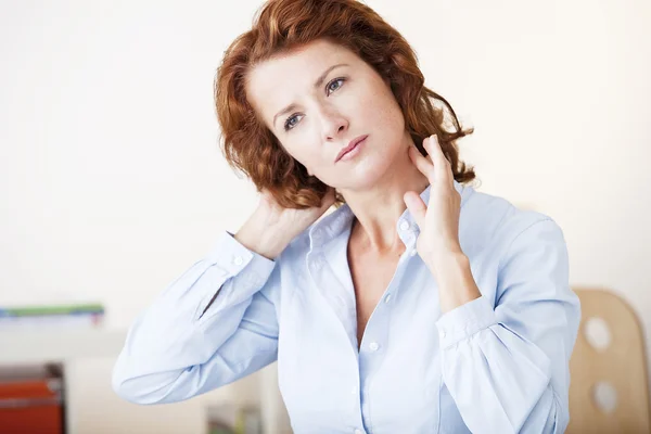 CERVICALGIA EN UNA MUJER — Foto de Stock