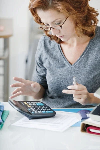 Frau arbeitet — Stockfoto