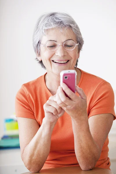 Äldre person på telefon — Stockfoto