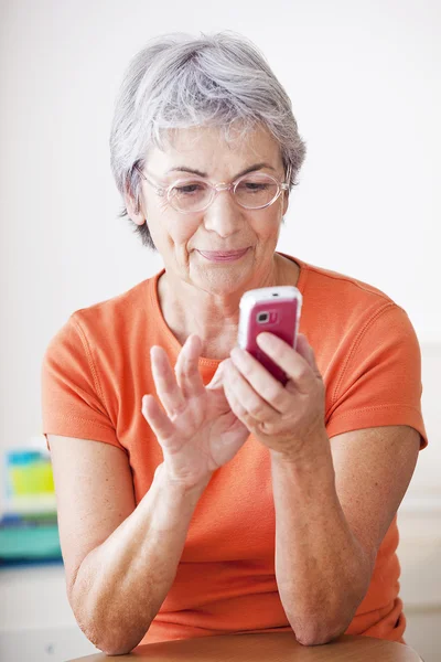 Äldre person på telefon — Stockfoto