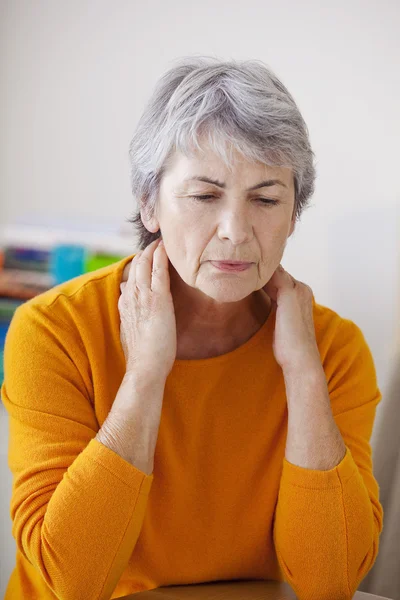 Cervicalgia i en äldre person — Stockfoto