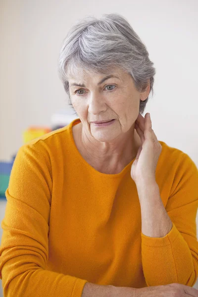 Cervicalgia in een bejaarde — Stockfoto