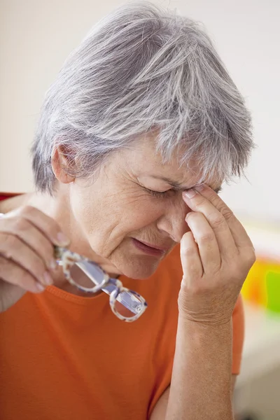 Trött äldre person — Stockfoto