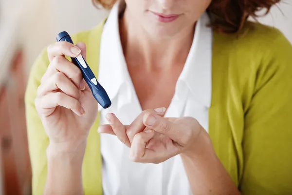 Testen voor diabetes, vrouw — Stockfoto