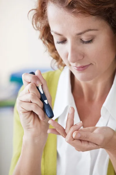Тест для лікування діабету, жінка — стокове фото