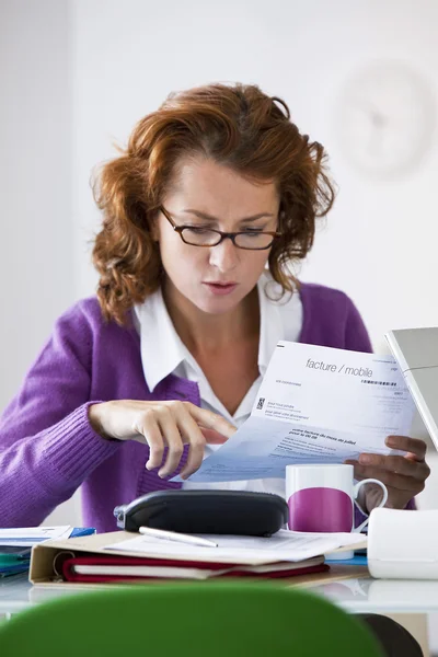 Vrouw doen papierwerk — Stockfoto