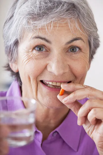 Osoby w podeszłym wieku przyjmowania leków — Zdjęcie stockowe