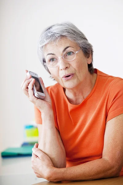 Äldre person på telefon — Stockfoto