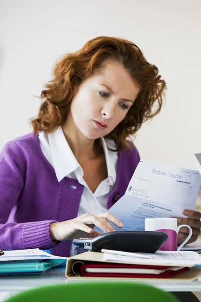 Vrouw doen papierwerk — Stockfoto