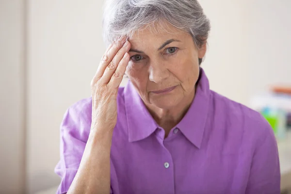 Äldre person med huvudvärk — Stockfoto