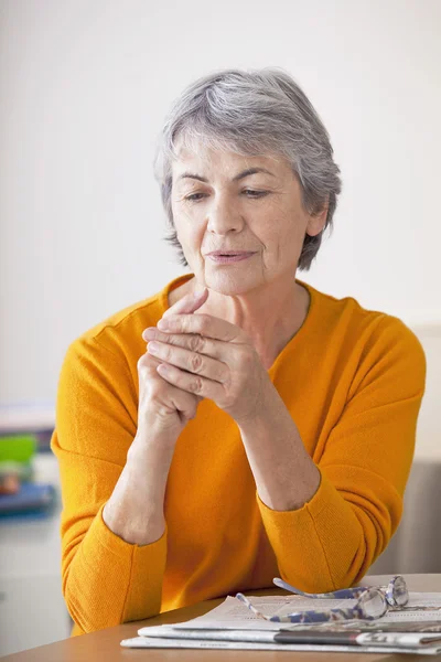 Ältere Menschen. mit schmerzhafter Hand — Stockfoto