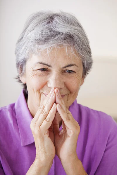 Bejaarde binnenshuis — Stockfoto