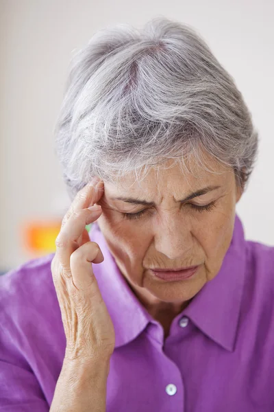 Persona de edad avanzada con dolor de cabeza —  Fotos de Stock
