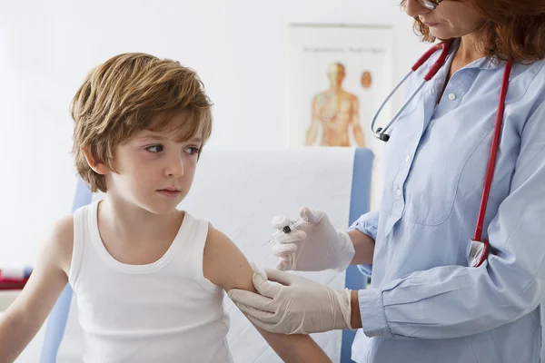 VACUNAR A UN NIÑO — Foto de Stock