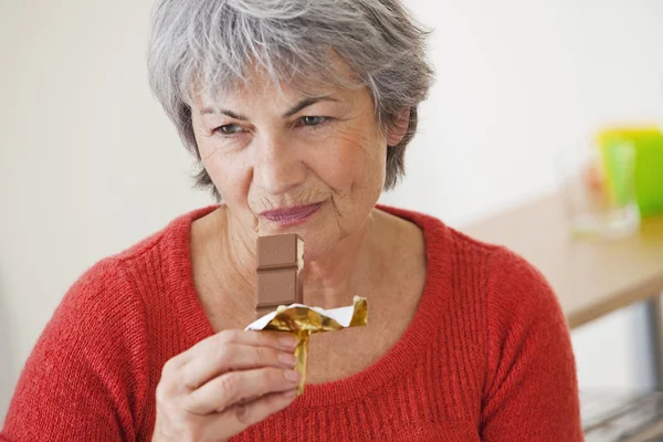 ELDERLY PERSON EATING SWEETS — Stock Photo, Image