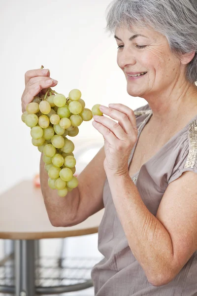 Äldre person äta frukt — Stockfoto