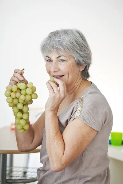 Äldre person äta frukt — Stockfoto