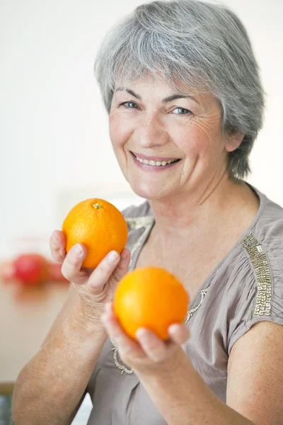 Äldre person äta frukt — Stockfoto