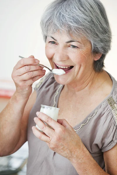 Ältere Person, Milchprodukte — Stockfoto