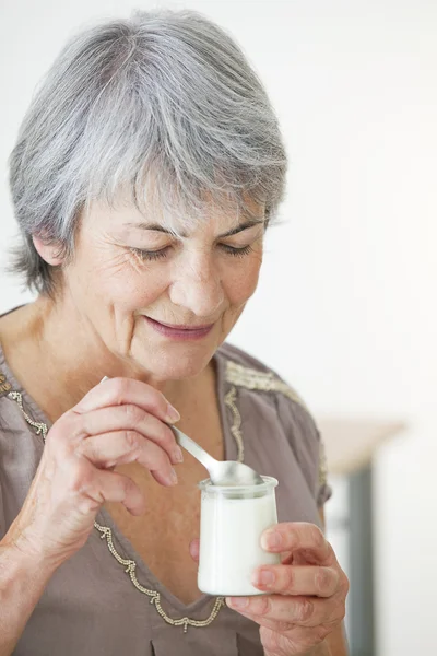 Ältere Person, Milchprodukte — Stockfoto