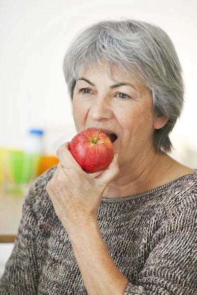 Äldre person äta frukt — Stockfoto