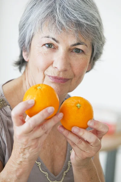 Osoby w podeszłym wieku jedzenie owoców — Zdjęcie stockowe