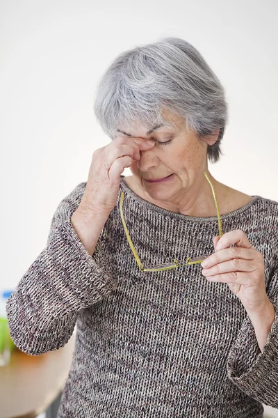 Trött äldre person — Stockfoto