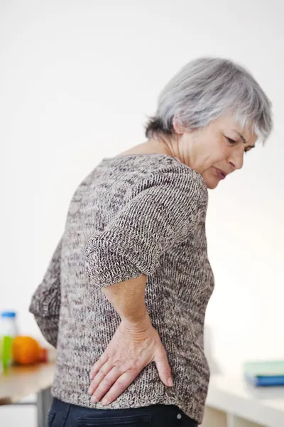 Dolor de espalda más bajo en las personas mayores . —  Fotos de Stock
