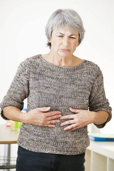Ból brzucha w osoby w podeszłym wieku — Zdjęcie stockowe