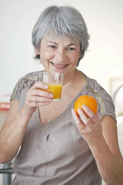 Äldre person äta frukt — Stockfoto