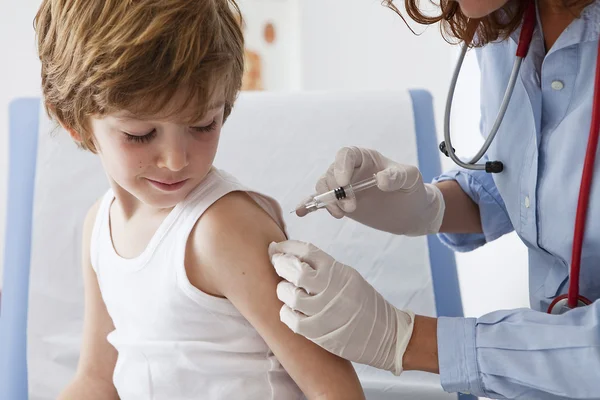 Vaccinare un bambino — Stockfoto