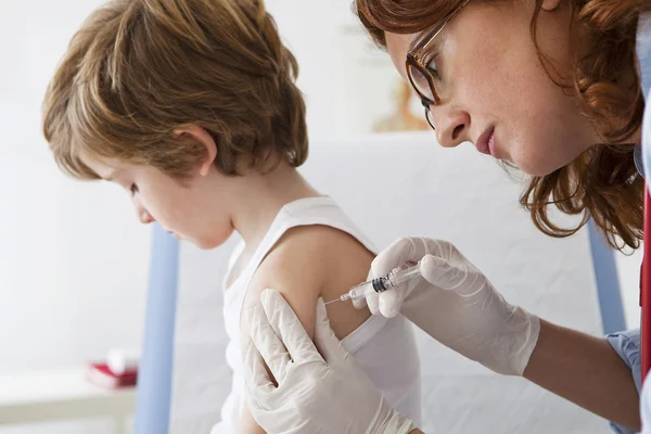 VACCINARE UN BAMBINO — Foto Stock