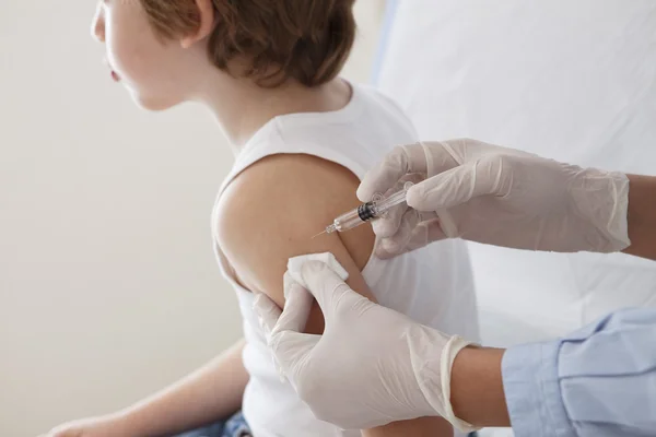 VACCINATING A CHILD — Stock Photo, Image