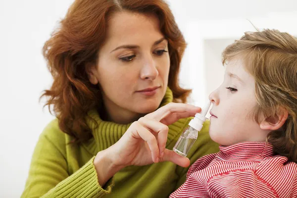 Kind met behulp van neus spray — Stockfoto