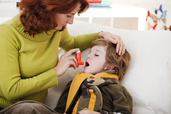 哮喘的治疗孩子 — 图库照片