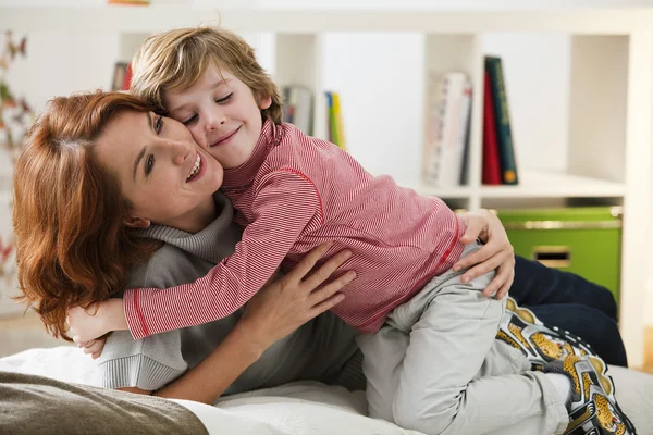 Madre e hijo —  Fotos de Stock