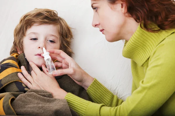 Barn använder nässpray — Stockfoto
