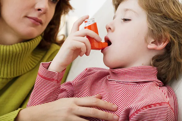 TRATAMIENTO DE ASMA, NIÑO — Foto de Stock