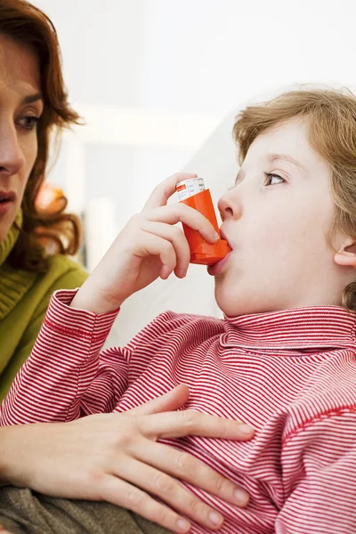 Лікування астми, дитина — стокове фото