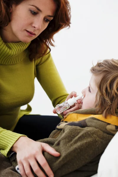 Dziecko za pomocą sprayu do nosa — Zdjęcie stockowe
