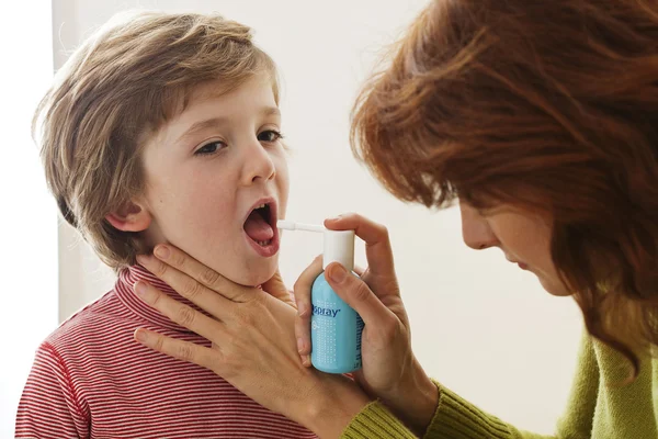 ANAK MENGGUNAKAN SPRAY DI MOUTH — Stok Foto