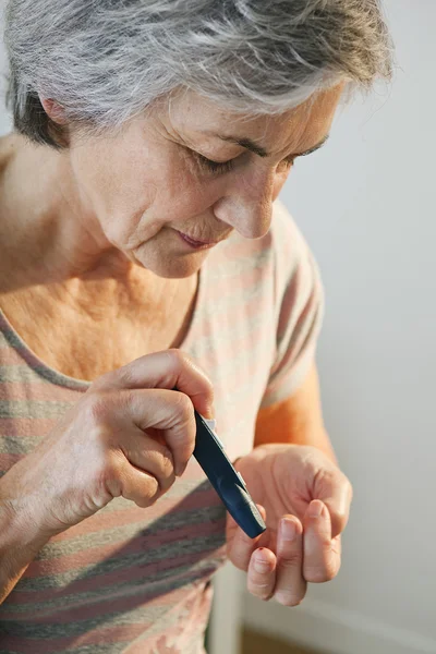 TEST FOR DIABETES ELDERLY PERSON — Stock Photo, Image