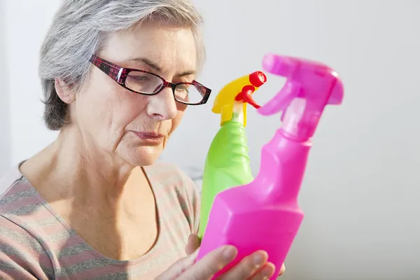 Ältere Person bei der Hausarbeit — Stockfoto
