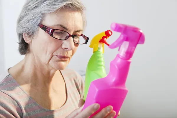 PERSONA VECCHIA CHE FARE I LAVORI DI CASA — Foto Stock