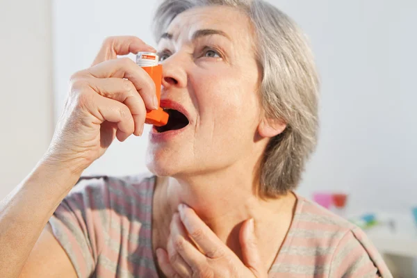 Behandling av astma, äldre person — Stockfoto