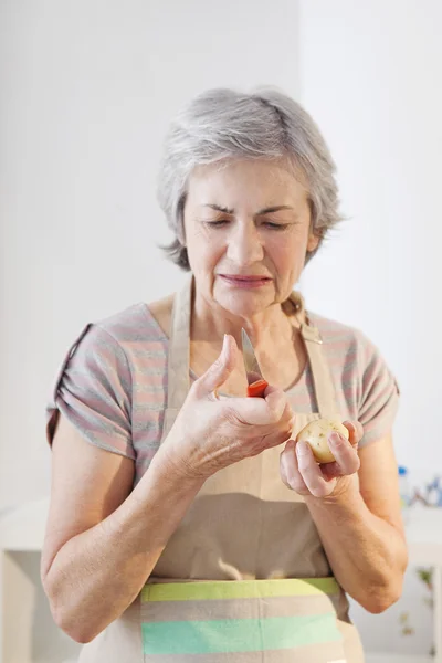 Ältere Person in der Küche — Stockfoto