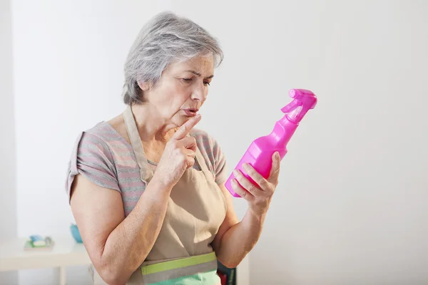 Äldre person gör hemmafrun — Stockfoto