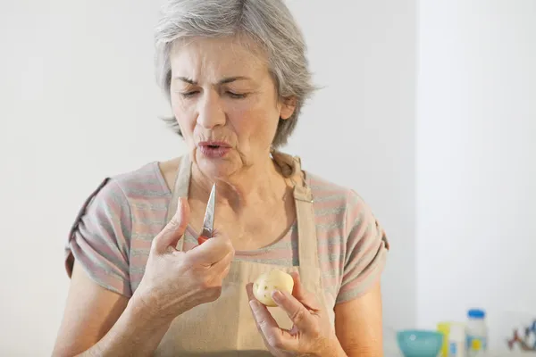 ELDERLY PERSON IN  KITCHEN — Stock Photo, Image